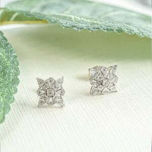 Sterling Silver Diamond Floral Design Cluster Stud Earrings (1/10 ct.t.w.)